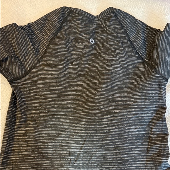 Lululemon Swiftly Tech Gray Striped Short Sleeve Workout Shirt Size 6 - Picture 2 of 4